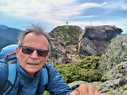 03 Alla  croce in legno dello sperone roccioso del MIncucco (1832 m) non ci salgo per troppo vento